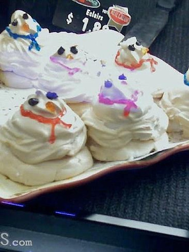 Duh! 9 Kue Natal Ini Berkonsep Ugly Cake yang Bikin Geleng Kepala