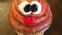 Cupcake ini awalnya dibuat dengan tujuan meniru bentuk rusa. Sayangnya, krim yang disemprotkan membuatnya lebih mirip sebagai kotoran. Foto: Cake Wrecks.com/
