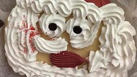 Bermodalkan biskuit dan krim kocok, kue Natal ini disajikan seadanya. Bentuknya seolah-olah dibuat mirip Santa Claus. Foto: Cake Wrecks.com/