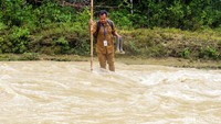 “Pernah banjir hingga se-kepala, kalau banjir saya harus menunggu hingga surut, baru bisa melintas” ujar Armani
