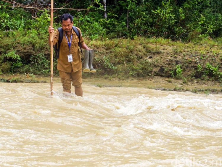 Langkah Tanpa Lelah Guru Armani, Menghidupkan Harapan di Pedalaman Pandeglang