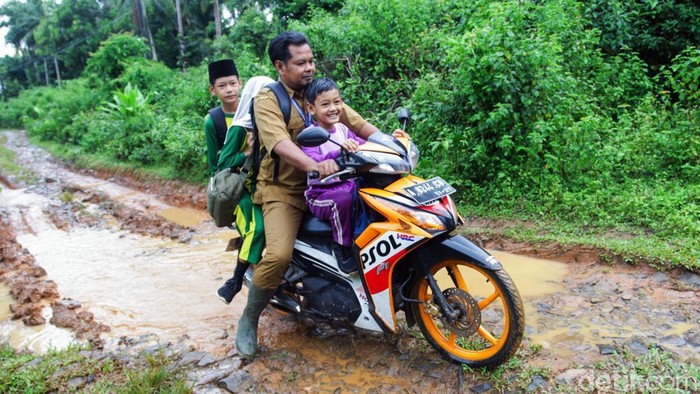 Melawan hujan, lumpur, dan melintasi sungai, Armani datang mengajar di sekolah terpencil, menjadi satu-satunya cahaya bagi puluhan anak di pedalaman Pandeglang