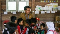 Di sekolah terpencil ini, langkah-langkah Armani menjadi penerang, menggantikan listrik yang tak pernah datang, dan menjadi alasan mengapa anak-anak tetap percaya ada secercah harapan di masa mendatang.