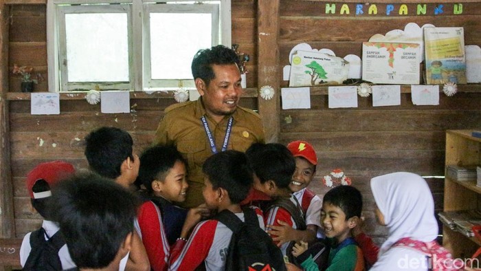 Melawan hujan, lumpur, dan melintasi sungai, Armani datang mengajar di sekolah terpencil, menjadi satu-satunya cahaya bagi puluhan anak di pedalaman Pandeglang