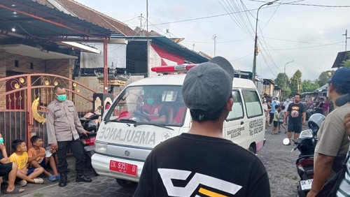 Lansia tewas di Perumahan Taman Wira Sambangan, Blok Dahlia V Gang Lely 7, Banjar Dinas Bangah, Desa Panji, Kecamatan Sukasada, dievakuasi menggunakan mobil PMI Buleleng. (Dok. Polres Buleleng)