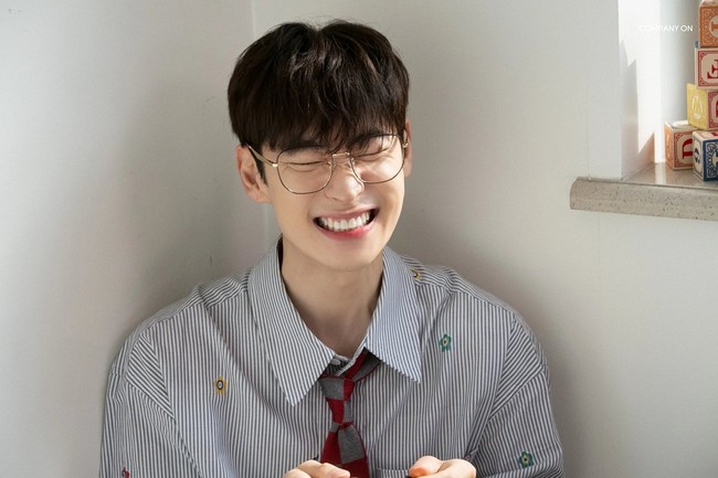 Netizen Korea kembali menyorot penampilan Lee Je Hoon saat menjalani pemotretan Season Greetings 2024. Sebuah paket merchandise berisikan kalender, photobook, hingga photocard yang dirilis pada akhir 2023. Saat itu, ia menginjak 40 tahun, sesuai perhitungan usia Korea. Foto: dok. Company On