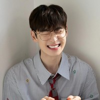 Netizen Korea kembali menyorot penampilan Lee Je Hoon saat menjalani pemotretan Season Greetings 2024. Sebuah paket merchandise berisikan kalender, photobook, hingga photocard yang dirilis pada akhir 2023. Saat itu, ia menginjak 40 tahun, sesuai perhitungan usia Korea. Foto: dok. Company On