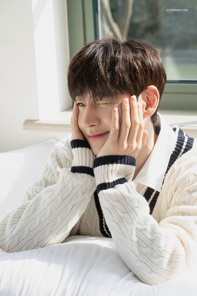 Foto-foto Lee Je Hoon akhirnya mengundang beragam komentar dari netizen Korea. Di antaranya mengatakan ia “tidak terlihat seperti berusia 40an…” bahkan banyak yang berpikir masih berusia awal 30an.” Foto: dok. Company On