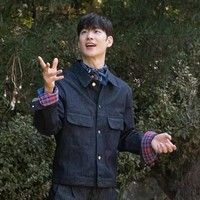 Season ketiga Taxi Driver kembali menampilkan Lee Je Hoon sebagai Kim Do Gi, supir taksi yang membalaskan dendam mereka yang tidak mendapatkan keadilan hukum. Selanjutnya penggemar dapat menunggu sekuel Signal, yang melambungkan namanya sebagai profiler kriminal Park Hae Young. Foto: dok. Company On