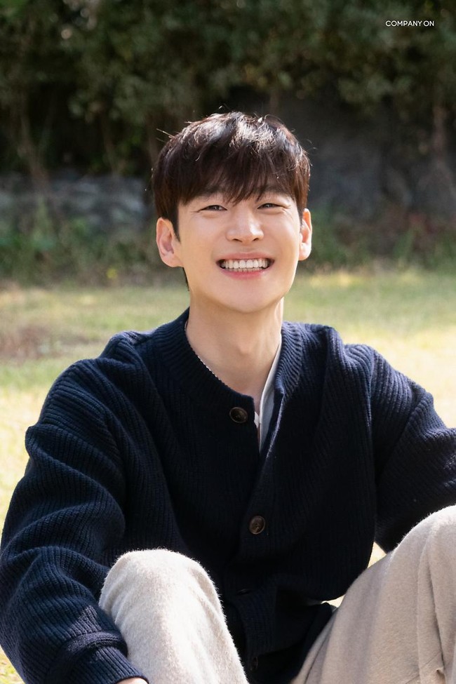 Dengan sejumlah konsep yang dilakukan saat pemotretan, semua hasil fotonya bikin netizen Korea gemas. Rasanya sulit dipercaya jika Lee Je Hoon sudah masuk usia ahjussi, tahun ini berumur 42 tahun. Foto: dok. Company On