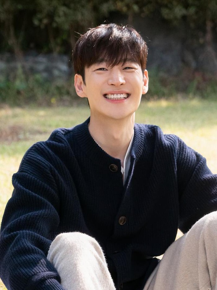 Penampilan Lee Je Hoon saat pemotretan Season Greetings 2024 kembali viral menjadi perbincangan selama penayangan Taxi Driver 3.