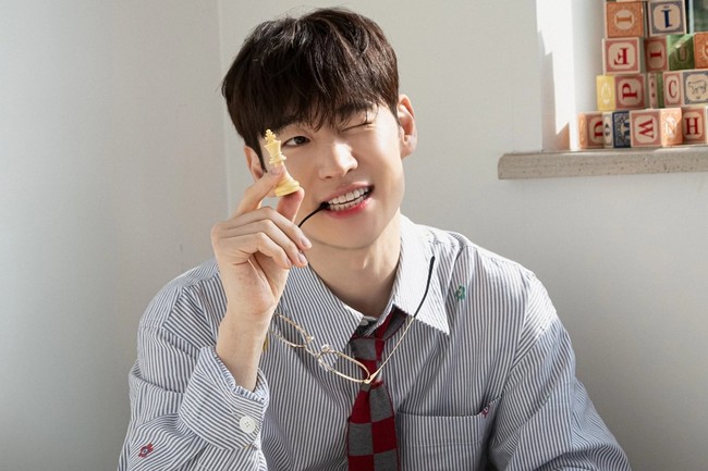 “Seorang pria berusia 40-an yang mampu menampilkan konsep seperti ini dengan sangat baik terasa seperti kecurangan. Pesona awet mudanya pasti bawaan… Lee Je Hoon terlahir dengan itu,” tulis seorang netizen Korea lewat cuitannya yang viral di X pada Senin (8/12/2025). Foto: dok. Company On