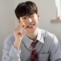 “Seorang pria berusia 40-an yang mampu menampilkan konsep seperti ini dengan sangat baik terasa seperti kecurangan. Pesona awet mudanya pasti bawaan… Lee Je Hoon terlahir dengan itu,” tulis seorang netizen Korea lewat cuitannya yang viral di X pada Senin (8/12/2025). Foto: dok. Company On