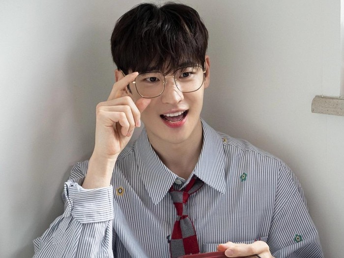 Penampilan Lee Je Hoon saat pemotretan Season Greetings 2024 kembali viral menjadi perbincangan selama penayangan Taxi Driver 3.