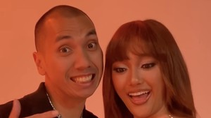 Chemistry Rayi dan Marion Jola makin terlihat saat mereka berbagi tawa sambil syuting Kawin Lari yang vibes-nya manis tapi tetap playful. Foto: Instagram Marion Jola