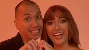 Momen Rayi dan Marion Jola bikin gesture hati ini sukses memanaskan hype untuk rilisnya Kawin Lari. Foto: Instagram Marion Jola