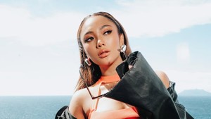 Marion Jola tampil fierce dengan outfit hitam-oranye yang jadi representasi kuat dari karakter berani di album Gemini. Foto: Instagram Marion Jola