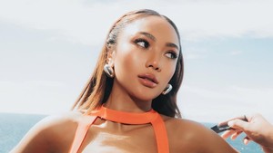 Marion terlihat stunning di bawah cahaya natural, tampak seperti visual utama dari era Gemini yang penuh attitude. Foto: Instagram Marion Jola