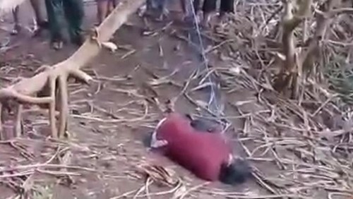 Mayat pria ditemukan di Pantai Kerandangan, Lombok Barat dengan kondisi meringkuk dan leher terikat tali di bawah pohon pandan, Kamis (11/12/2025).