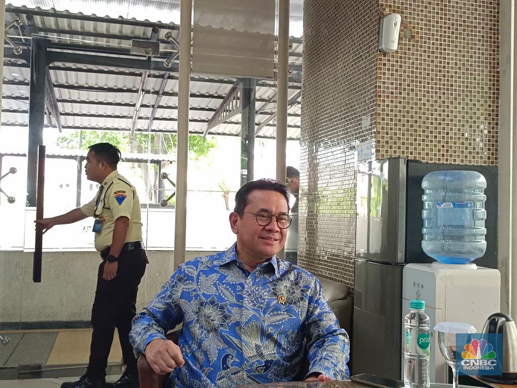 Menteri Perdagangan (Mendag) Budi Santoso saat ditemui di kantor Kemendag, Jakarta, Jumat (12/12/2025). (CNBC Indonesia/Martyasari Rizky)