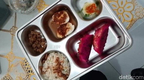 Menu MBG yang diduga basi dan berbau amis yang dibagikan untuk anak TK Negeri Naru, Kecamatan Woha, Kabupaten Bima, NTB, Jumat, (12/12/2025).