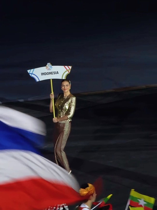 Kemunculan Anchilee lantas banjir pujian, terutama dari para pageant lovers Indonesia. “Love form Indonesia,” tulis salah satunya di Instagram. (Foto: Instagram/@annscottkemmis)