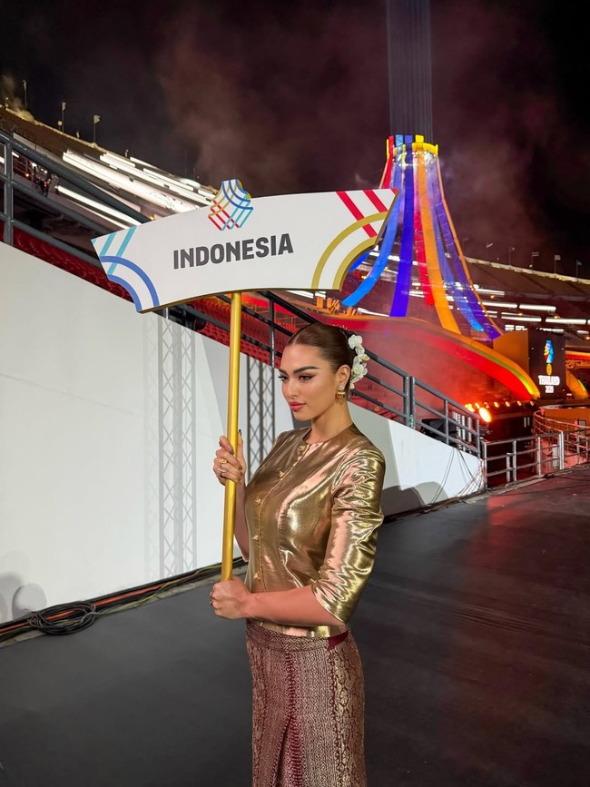 Lewat gaya busananya, Anchilee juga merayakan budaya Indonesia sekaligus Thailand. Seperti terungkap di unggahannya, busana yang dipakai menghadirkan rok khas Thailand yang terbuat dari wastra Nusantara yang menyerupai songket. Negeri Gajah Putih juga terkenal dengan kerajinan tenunnya, apalagi mendiang Ratu Sirikit sangat mendukung upaya pelestarian kerajinan kain lokalnya. (Foto: Instagram/@annscottkemmis)