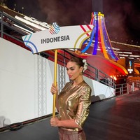 Foto: Miss Universe Thailand Pimpin Tim RI di SEA Games, Anggun Bersongket