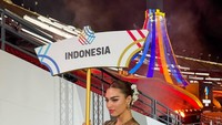 Foto: Miss Universe Thailand Pimpin Tim RI di SEA Games, Anggun Bersongket