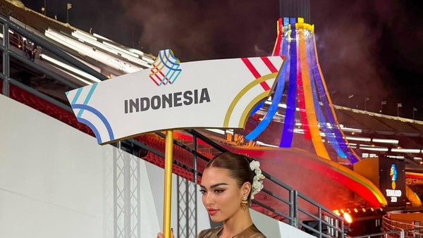 Foto: Miss Universe Thailand Pimpin Tim RI di SEA Games, Anggun Bersongket