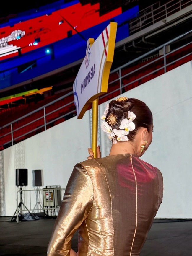 Adapun hiasan rambutnya yang berbentuk bunga juga terinspirasi dari Indonesia. “Representing the Indonesian national flower, puspa pesona,” tulisnya. (Foto: Instagram/@annscottkemmis)