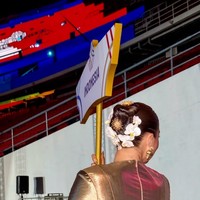 Adapun hiasan rambutnya yang berbentuk bunga juga terinspirasi dari Indonesia. “Representing the Indonesian national flower, puspa pesona,” tulisnya. (Foto: Instagram/@annscottkemmis)