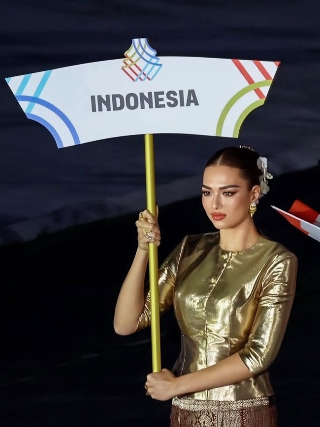 “A true honour and privilege to have done this. Terima kasih, Indonesia, for the opportunity to hold your country’s name and lead the incredible athletes onto the field for the 33rd SEA Games,” tulis Anchilee saat membagikan momen tersebut di Instagram. Ia bangga bisa berjalan dengan timnas RI di perhelatan tersebut.  (Foto: Instagram/@annscottkemmis)