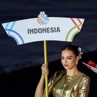 “A true honour and privilege to have done this. Terima kasih, Indonesia, for the opportunity to hold your country’s name and lead the incredible athletes onto the field for the 33rd SEA Games,” tulis Anchilee saat membagikan momen tersebut di Instagram. Ia bangga bisa berjalan dengan timnas RI di perhelatan tersebut.  (Foto: Instagram/@annscottkemmis)