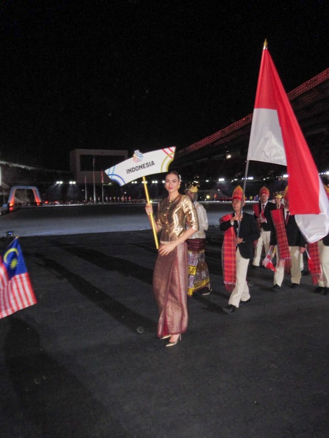 Namanya Anchilee Scott-Kemmis. Model 26 tahun itu  menyandang gelar Miss Universe Thailand 2021. (Foto: Instagram/@annscottkemmis)