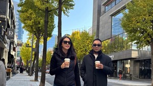 Momen coffeewalk Nabila di bawah daun kuning Seoul ini kelihatan mahal dan effortless elegan. Foto: Instagram Nabila Syakieb