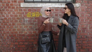 Candid Nabila dan sahabatnya sambil cheers kopi ini gemes banget, vibe-nya cozy girl autumn di Seoul. Foto: Instagram Nabila Syakieb