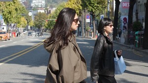 Nabila tampil chic dengan oversized jacket dan rok mini, aura mahalnya makin terpancar saat nyebrang jalan. Foto: Instagram Nabila Syakieb