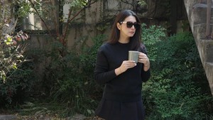 Penampilan serba hitam Nabila saat menikmati hangatnya kopi di taman Seoul ini simpel tapi classy banget. Foto: Instagram Nabila Syakieb