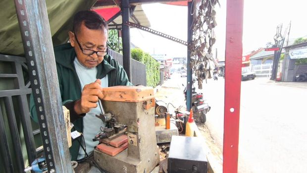 Nana, tukang kunci di Kuningan. Nana, tukang kunci di Kuningan.