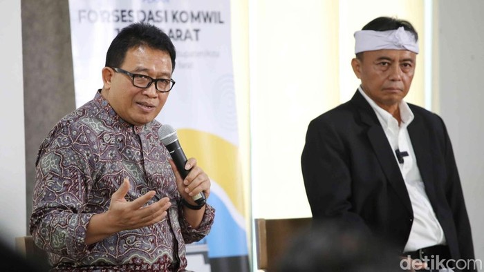Sekretaris Daerah Provinsi Jawa Barat Herman Suryatman melakukan pelantikan Pengurus Pusat Komisariat Forum Sekretaris Daerah Seluruh Indonesia dalam acara NGO Summit, Jakarta, Jumat (12/12/205).