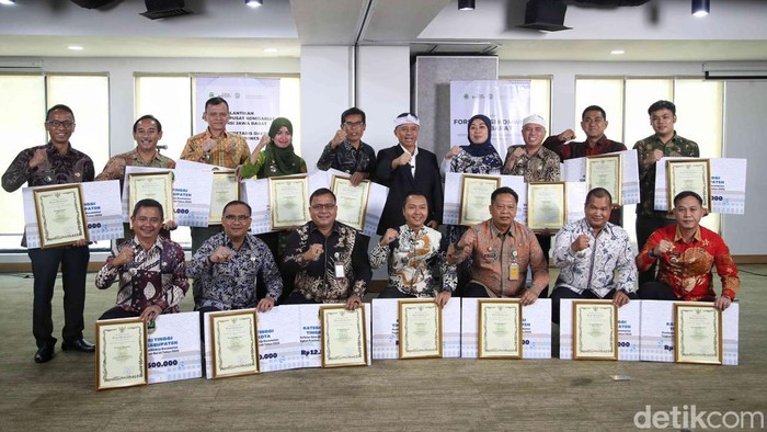 Sekretaris Daerah Provinsi Jawa Barat Herman Suryatman melakukan pelantikan Pengurus Pusat Komisariat Forum Sekretaris Daerah Seluruh Indonesia dalam acara NGO Summit, Jakarta, Jumat (12/12/205).