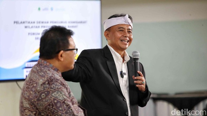 Sekretaris Daerah Provinsi Jawa Barat Herman Suryatman melakukan pelantikan Pengurus Pusat Komisariat Forum Sekretaris Daerah Seluruh Indonesia dalam acara NGO Summit, Jakarta, Jumat (12/12/205).