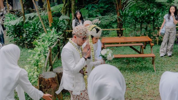 Nikahan di Curug Pasangan ini memilih akad nikah di tengah sungai yang mengalir deras, dengan latar belakang air terjun. Mereka bahkan naik air terjun menggunakan busana pengantin. Postingan tersebut langsung viral di media sosial.