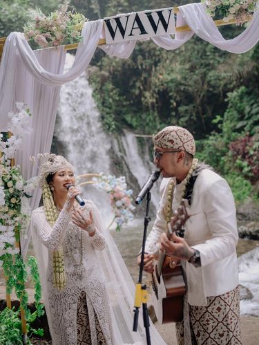 Nikahan di Curug Pasangan ini memilih akad nikah di tengah sungai yang mengalir deras, dengan latar belakang air terjun. Mereka bahkan naik air terjun menggunakan busana pengantin. Postingan tersebut langsung viral di media sosial.