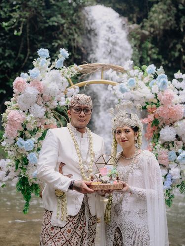 Nikahan di Curug Pasangan ini memilih akad nikah di tengah sungai yang mengalir deras, dengan latar belakang air terjun. Mereka bahkan naik air terjun menggunakan busana pengantin. Postingan tersebut langsung viral di media sosial.