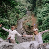 Pernikahan Viral, Pengantin Nekat Memanjat Air Terjun Pakai Baju Adat