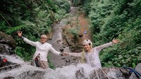 Pernikahan Viral, Pengantin Nekat Memanjat Air Terjun Pakai Baju Adat