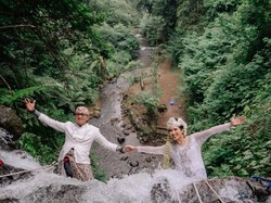 Pernikahan Viral, Pengantin Nekat Memanjat Air Terjun Pakai Baju Adat