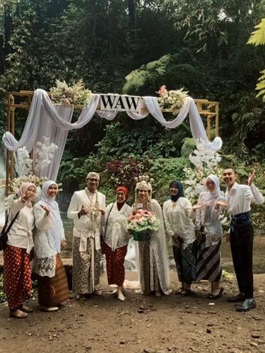 Nikahan di Curug 2 Pasangan ini memilih akad nikah di tengah sungai yang mengalir deras, dengan latar belakang air terjun. Mereka bahkan naik air terjun menggunakan busana pengantin. Postingan tersebut langsung viral di media sosial.